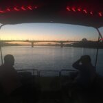 Escapades romantiques en croisière fluviale pour couples deux-personnes-regardent-le-coucher-du-soleil-sur-la-riviere-depuis-un-bateau-P4eBtuh10MQ